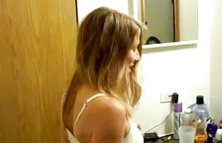 Zwei blonde gibt einen blowjob im reife gefickt Badezimmer und sex durch die Wand
